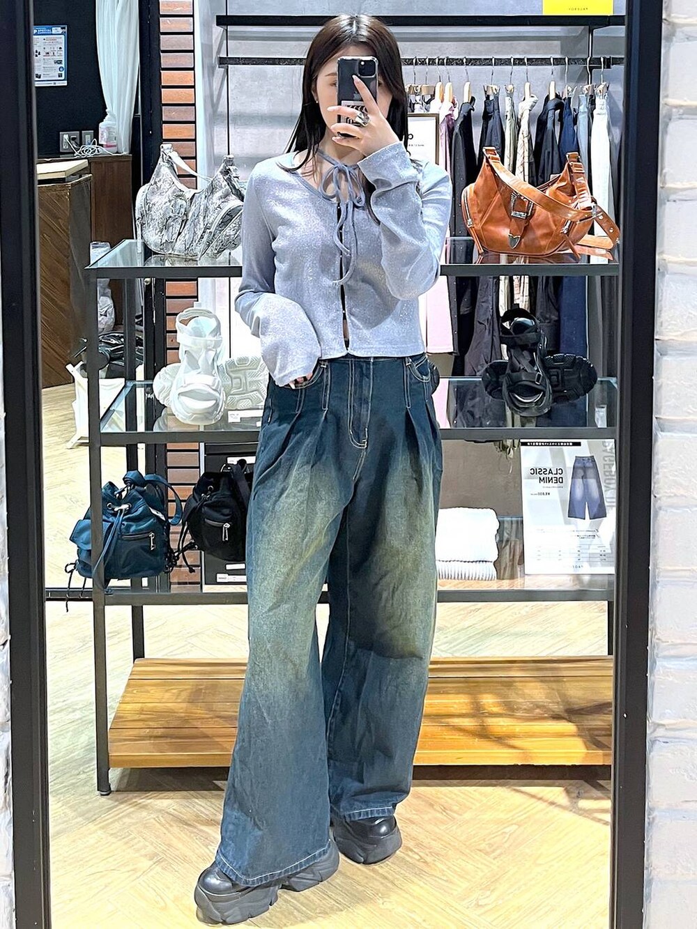 「モード、女子ウケ、着痩せ・細見え、骨格ストレート、個性派、韓国系、メンズライク、ストリート、カジュアル、PAGEBOY、デニムパンツ、夏コーデ、春コーデ、おでかけ、キラキラアイテム」｜「PAGEBOYのプラットチャンキースニーカー（スニーカー、ブラック系）」を使った、misao1130さん（レディース・161cm）の春コーディネートの3枚目の写真
