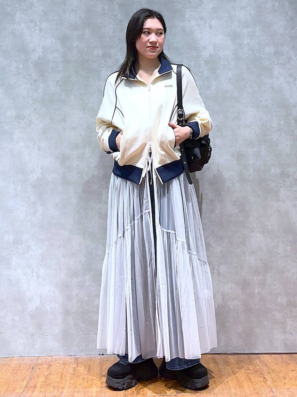 「モード、女子ウケ、着痩せ・細見え、骨格ストレート、個性派、韓国系、メンズライク、ストリート、カジュアル、PAGEBOY、ワンピース、スポーティ、デニムパンツ、トラックジャケット」｜「PAGEBOYのハトメダブルポケットBAG（ショルダーバッグ、ブラック系）」を使った、misao1130さん（レディース・161cm）の春コーディネートの3枚目の写真