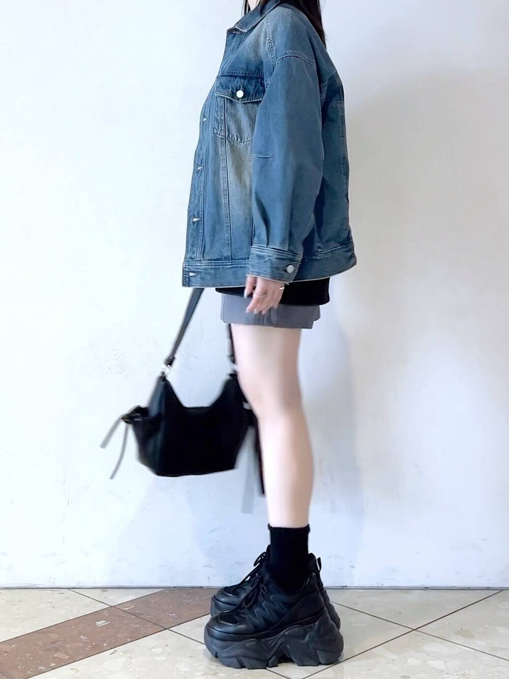 「モード、女子ウケ、着痩せ・細見え、骨格ストレート、個性派、韓国系、メンズライク、ストリート、カジュアル、PAGEBOY、デニムジャケット、スウェット、春コーデ、春アウター」｜「PAGEBOYのプラットチャンキースニーカー（スニーカー、ブラック系）」を使った、misao1130さん（レディース・161cm）の冬コーディネートの6枚目の写真