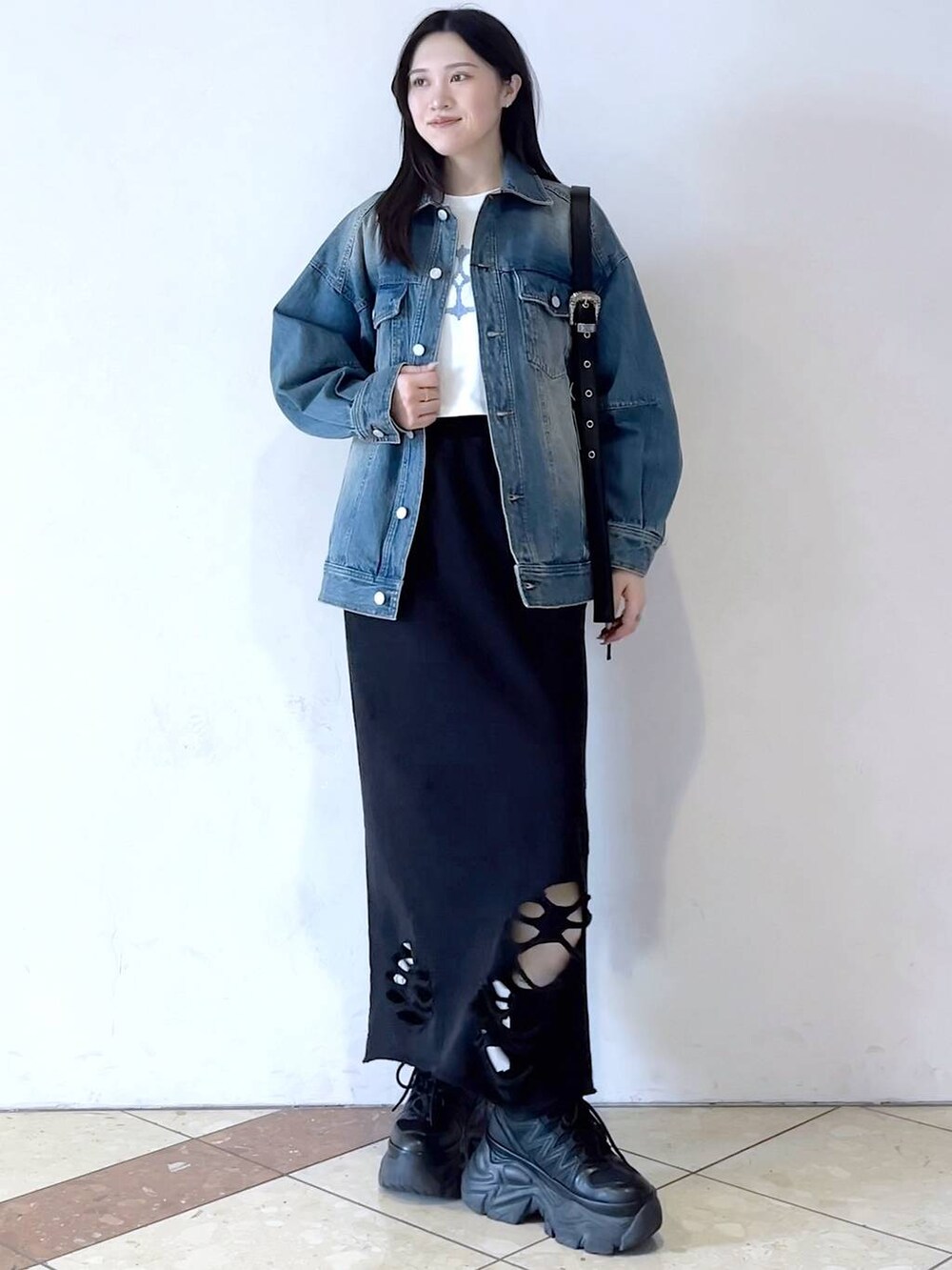 「モード、着痩せ・細見え、デニムジャケット、アウター、おでかけ、女子ウケ、骨格ストレート、個性派、韓国系、メンズライク、ストリート、カジュアル、PAGEBOY、スカート、春コーデ」｜「PAGEBOYのプラットチャンキースニーカー（スニーカー、ブラック系）」を使った、misao1130さん（レディース・161cm）の冬コーディネートの2枚目の写真