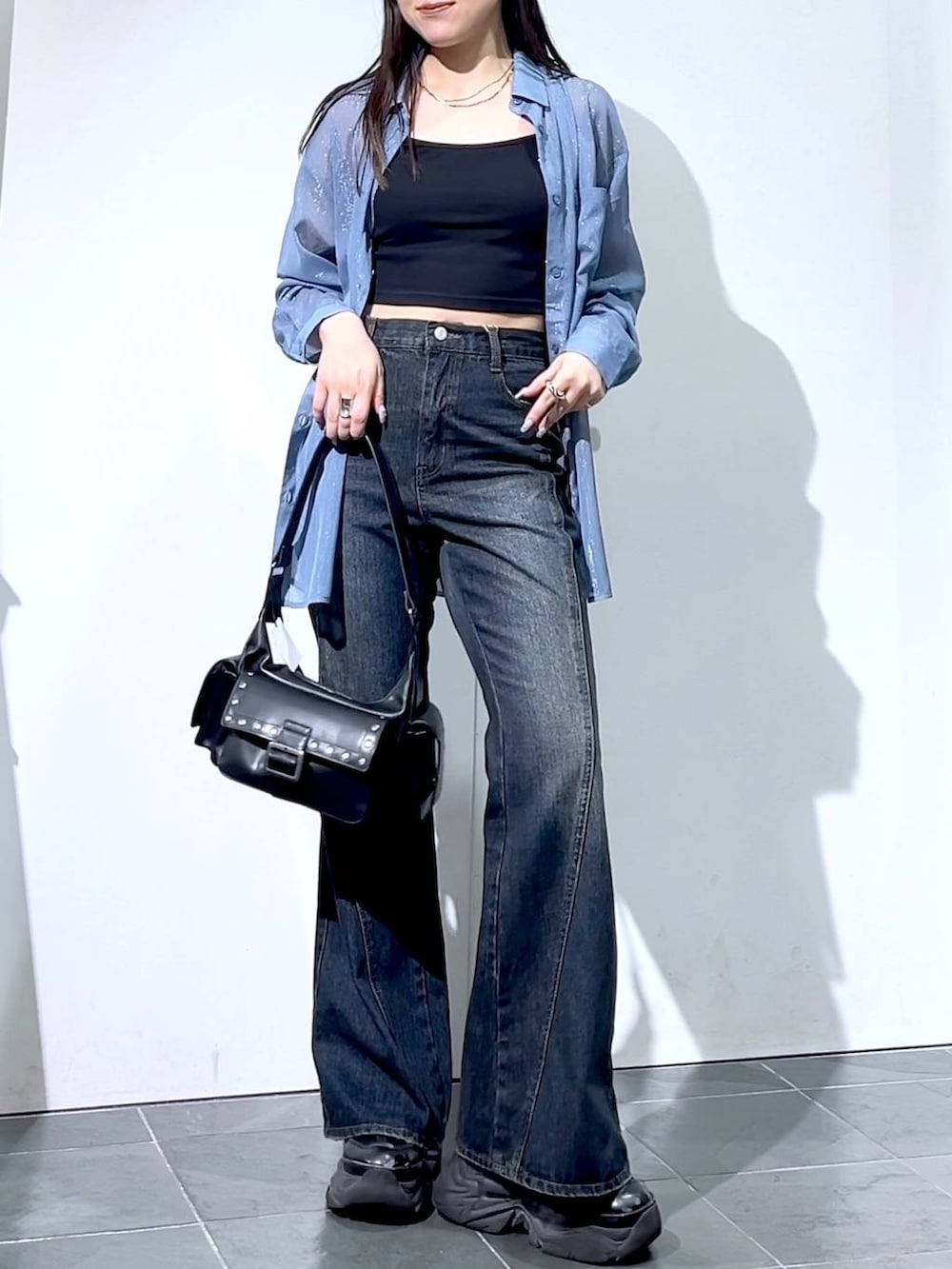 「モード、女子ウケ、着痩せ・細見え、骨格ストレート、個性派、韓国系、メンズライク、ストリート、カジュアル、PAGEBOY、デニムパンツ、シアートップス、シャツ、夏コーデ、おでかけ」｜「PAGEBOYのプラットチャンキースニーカー（スニーカー、ブラック系）」を使った、misao1130さん（レディース・161cm）の夏コーディネートの5枚目の写真