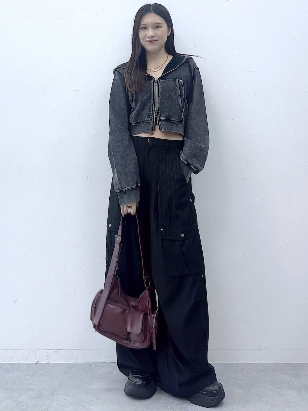 「女子ウケ、着痩せ・細見え、骨格ストレート、メンズライク、Anui、パーカー、秋コーデ、モード、PAGEBOY、個性派、韓国系、ストリート、カジュアル」｜「PAGEBOYのプラットチャンキースニーカー（スニーカー、ブラック系）」を使った、misao1130さん（レディース・161cm）の夏コーディネートの4枚目の写真