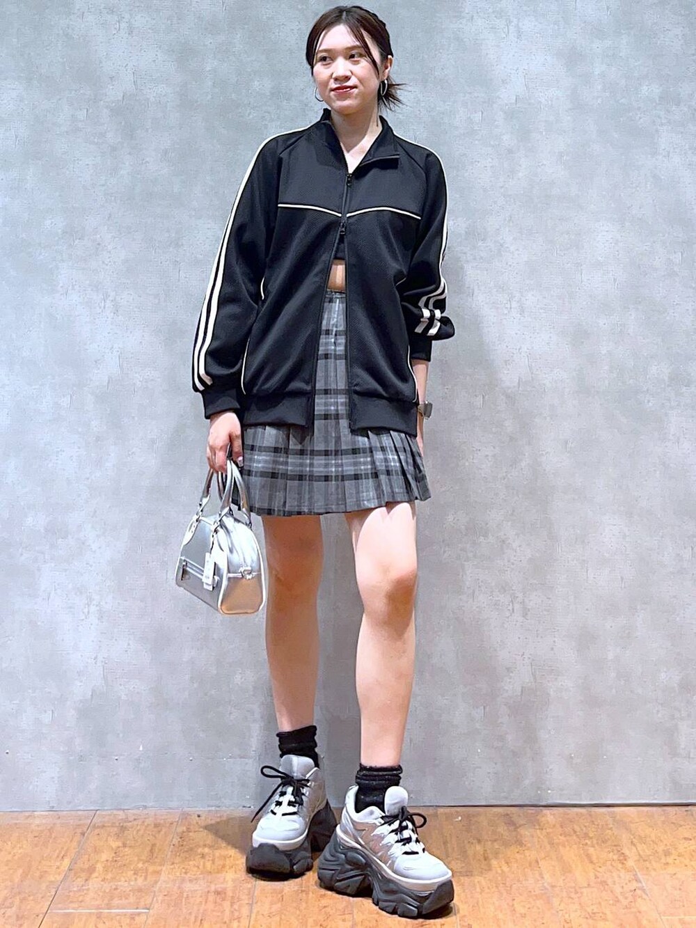 「韓国系、メンズライク、ストリート、モード、女子ウケ、着痩せ・細見え、骨格ストレート、個性派、カジュアル、PAGEBOY、スポーティ、秋コーデ、秋冬新作、ショートパンツ」｜「PAGEBOYのプラットチャンキースニーカー（スニーカー、グレー系）」を使った、misao1130さん（レディース・161cm）の夏コーディネートの3枚目の写真