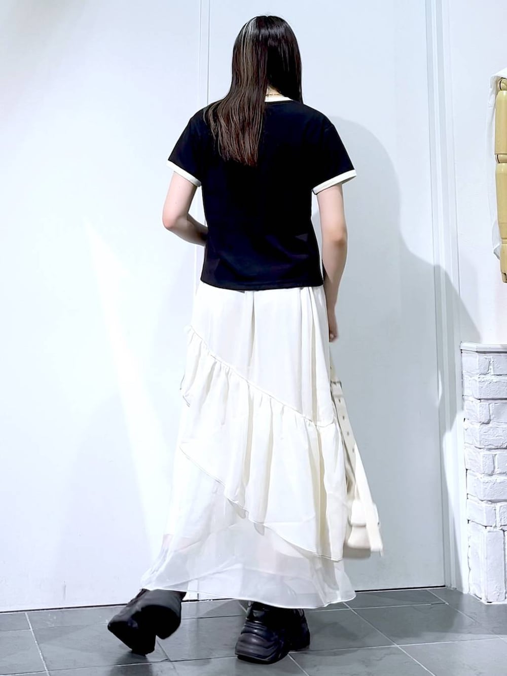 「モード、女子ウケ、着痩せ・細見え、骨格ストレート、個性派、韓国系、メンズライク、ストリート、カジュアル、PAGEBOY、スカート、Tシャツ、夏コーデ、おでかけ、デートコーデ」｜「PAGEBOYのプラットチャンキースニーカー（スニーカー、ブラック系）」を使った、misao1130さん（レディース・161cm）の夏コーディネートの7枚目の写真