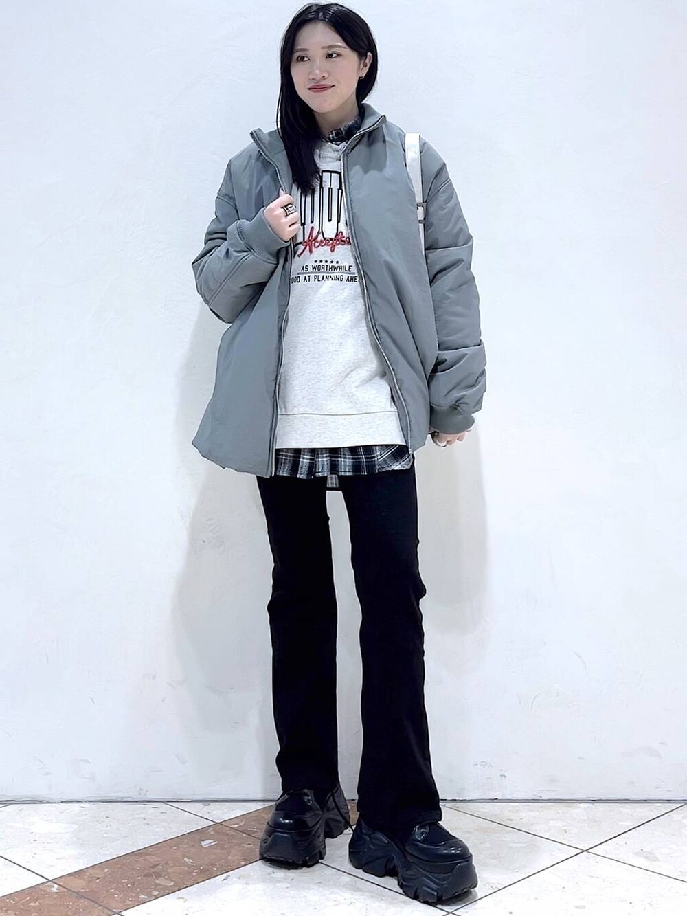 「冬コーデ、モード、女子ウケ、着痩せ・細見え、骨格ストレート、個性派、韓国系、メンズライク、ストリート、カジュアル、PAGEBOY、デニムパンツ、アウター、冬アウター、and STセール」｜「PAGEBOYのレースアップソックスブーツ（ブーツ、ブラック系）」を使った、misao1130さん（レディース・161cm）の冬コーディネートの4枚目の写真
