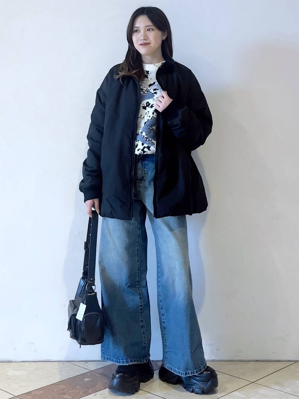 「ブーツ、モード、女子ウケ、着痩せ・細見え、骨格ストレート、個性派、韓国系、メンズライク、ストリート、カジュアル、PAGEBOY、デニムパンツ、冬アウター、MA-1、アウター」｜「PAGEBOYのレースアップソックスブーツ（ブーツ、ブラック系）」を使った、misao1130さん（レディース・161cm）の冬コーディネートの6枚目の写真