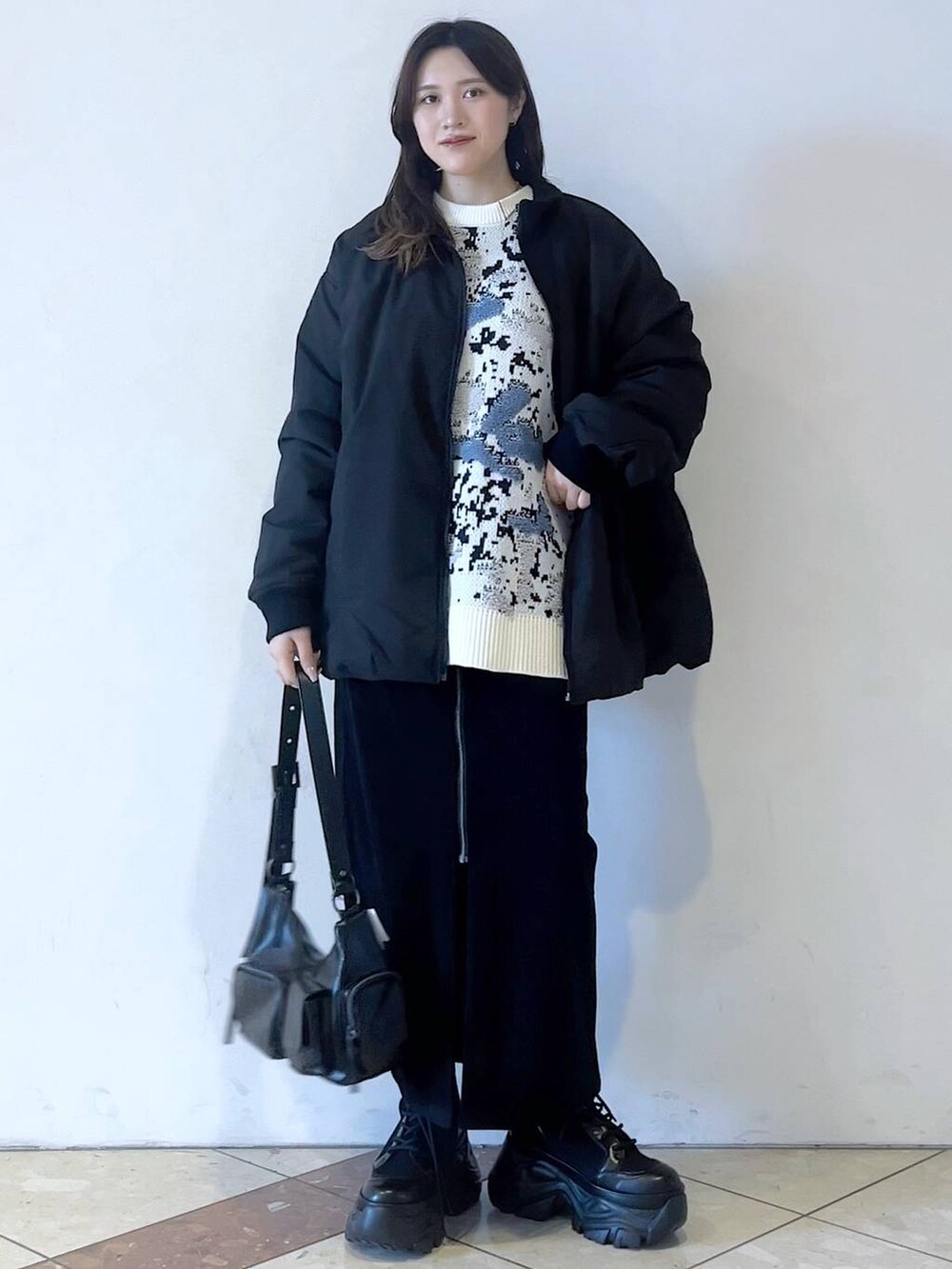 「モード、女子ウケ、着痩せ・細見え、骨格ストレート、個性派、韓国系、メンズライク、ストリート、カジュアル、PAGEBOY、冬コーデ、冬アウター、アウター、MA-1、ブルゾン」｜「PAGEBOYのレースアップソックスブーツ（ブーツ、ブラック系）」を使った、misao1130さん（レディース・161cm）の冬コーディネートの2枚目の写真