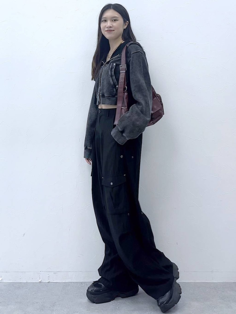 「女子ウケ、着痩せ・細見え、骨格ストレート、メンズライク、Anui、パーカー、秋コーデ、モード、PAGEBOY、個性派、韓国系、ストリート、カジュアル」｜「PAGEBOYのプラットチャンキースニーカー（スニーカー、ブラック系）」を使った、misao1130さん（レディース・161cm）の夏コーディネートの6枚目の写真