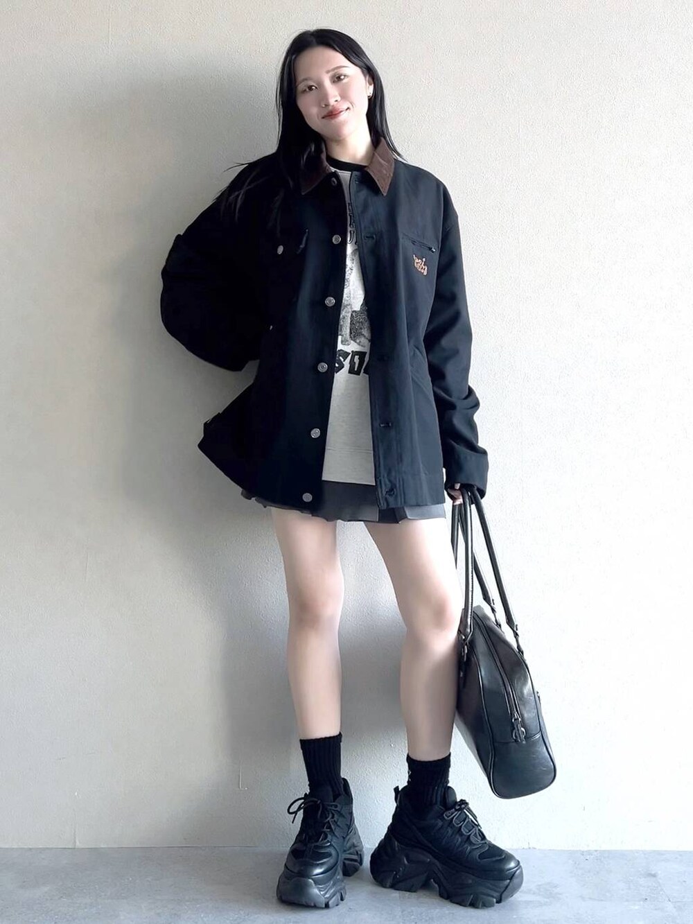 「モード、女子ウケ、着痩せ・細見え、骨格ストレート、個性派、韓国系、メンズライク、ストリート、カジュアル、PAGEBOY、アウター、春アウター、春コーデ、PBLIM、スウェット」｜「PAGEBOYのプラットチャンキースニーカー（スニーカー、ブラック系）」を使った、misao1130さん（レディース・161cm）の冬コーディネートの5枚目の写真