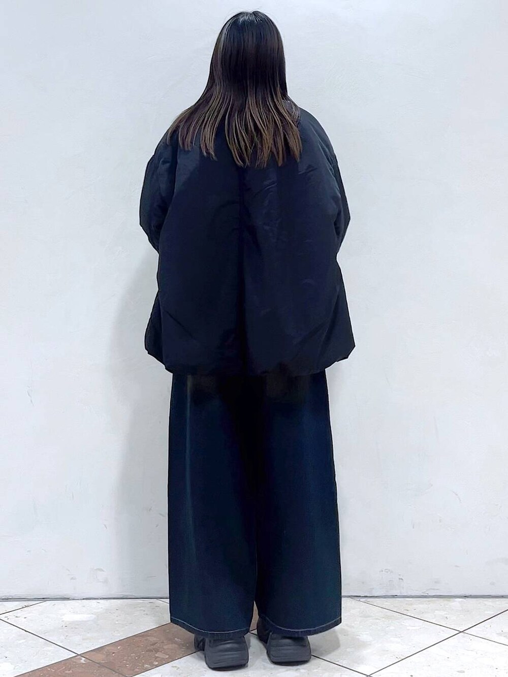 「ブルゾン、スウェット、デニムパンツ、モード、女子ウケ、着痩せ・細見え、骨格ストレート、個性派、韓国系、メンズライク、ストリート、カジュアル、PAGEBOY、アウター、冬コーデ」｜「PAGEBOYのプラットチャンキースニーカー（スニーカー、グレー系）」を使った、misao1130さん（レディース・161cm）の冬コーディネートの9枚目の写真