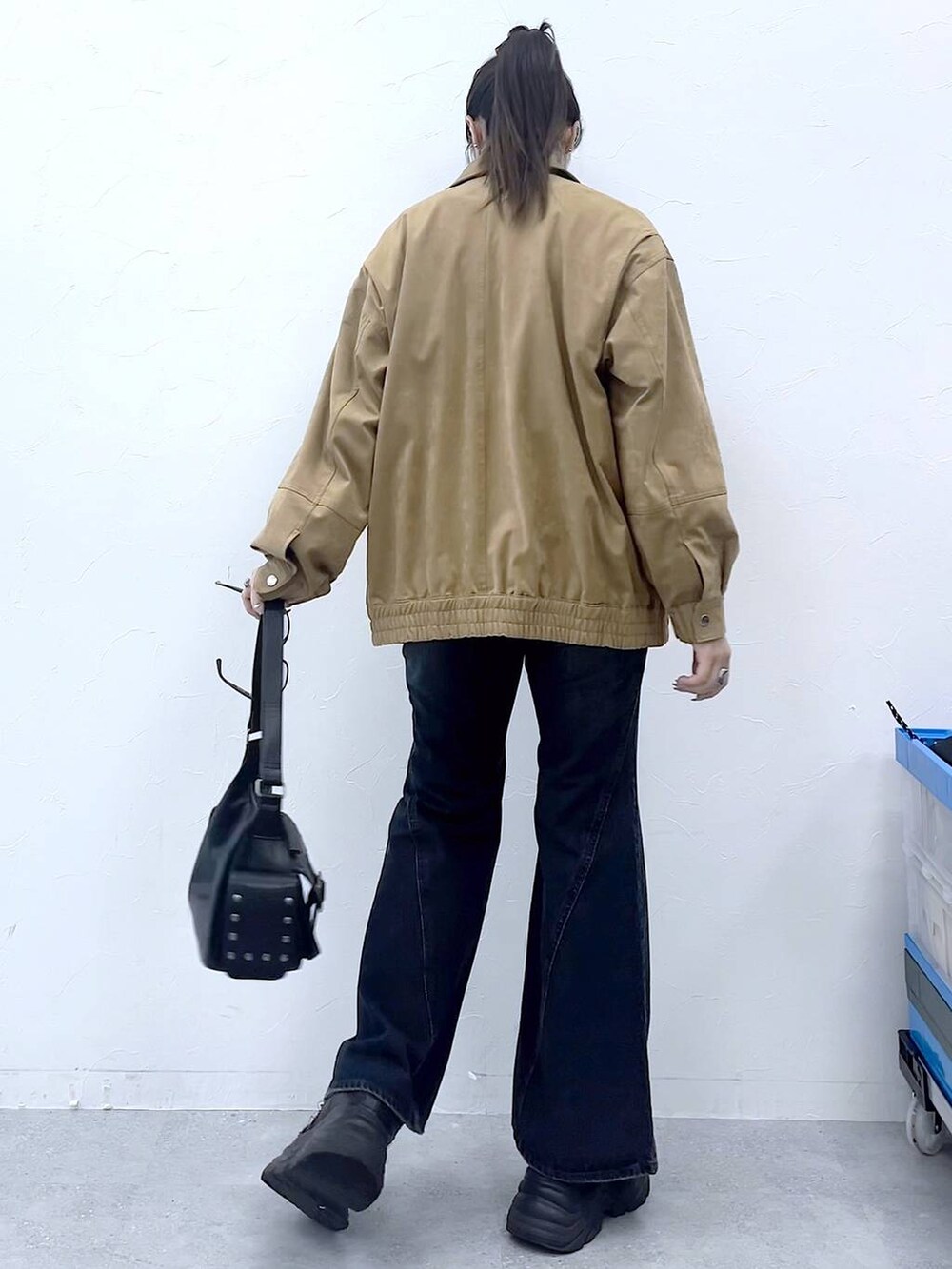 「韓国系、モード、女子ウケ、着痩せ・細見え、骨格ストレート、個性派、メンズライク、ストリート、カジュアル、PAGEBOY、デニムパンツ、フレアパンツ、ジャケット、アウター、レザー」｜「PAGEBOYのプラットチャンキースニーカー（スニーカー、ブラック系）」を使った、misao1130さん（レディース・161cm）の夏コーディネートの8枚目の写真