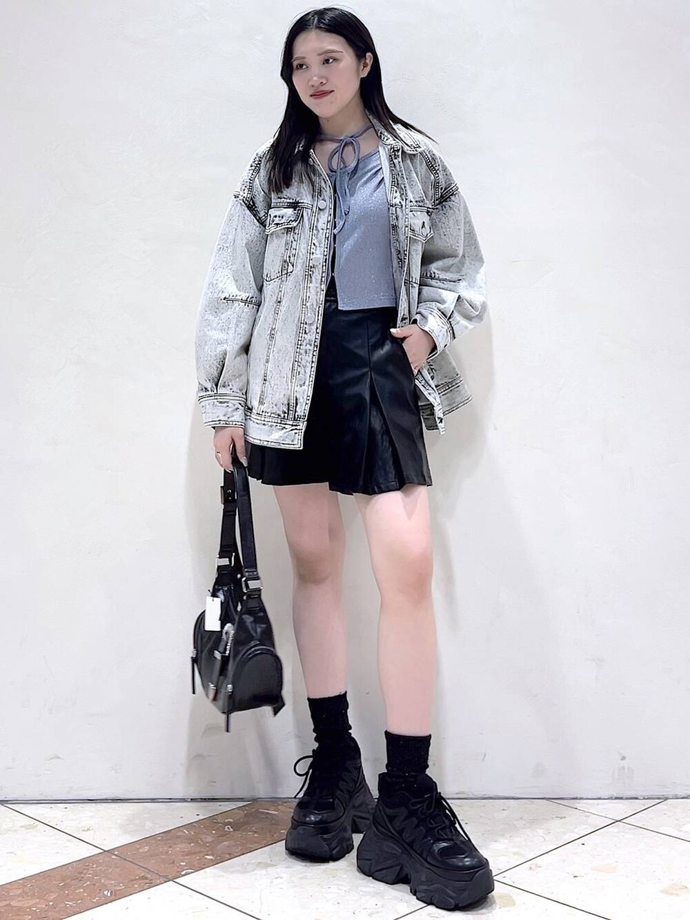 「モード、女子ウケ、着痩せ・細見え、骨格ストレート、個性派、韓国系、メンズライク、ストリート、カジュアル、PAGEBOY、デニムジャケット、ショートパンツ、レザー、春コーデ、春アウター」｜「PAGEBOYのプラットチャンキースニーカー（スニーカー、ブラック系）」を使った、misao1130さん（レディース・161cm）の春コーディネートの2枚目の写真