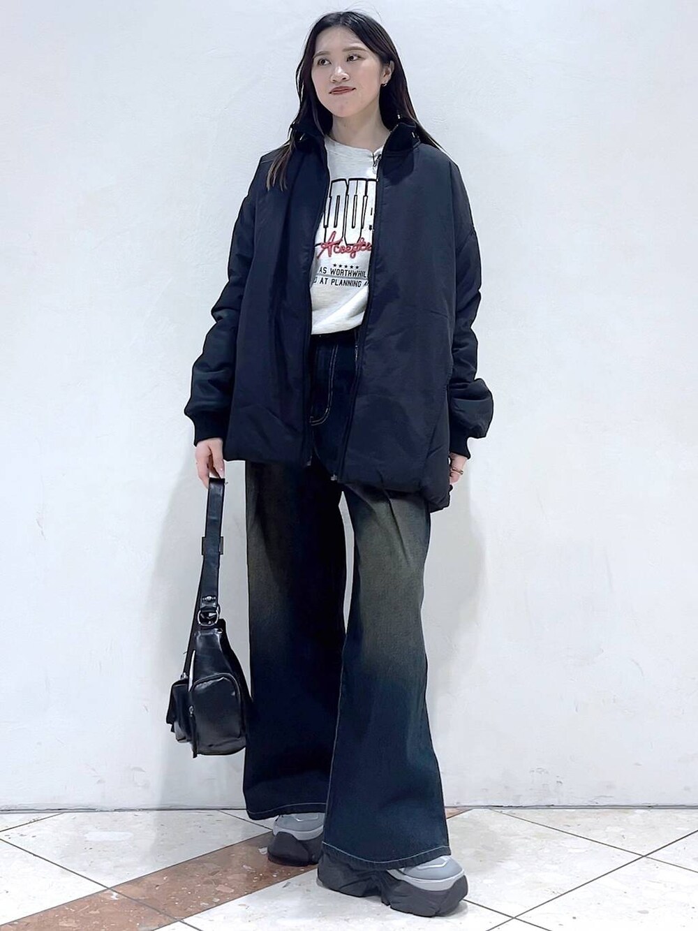 「ブルゾン、スウェット、デニムパンツ、モード、女子ウケ、着痩せ・細見え、骨格ストレート、個性派、韓国系、メンズライク、ストリート、カジュアル、PAGEBOY、アウター、冬コーデ」｜「PAGEBOYのプラットチャンキースニーカー（スニーカー、グレー系）」を使った、misao1130さん（レディース・161cm）の冬コーディネートの2枚目の写真