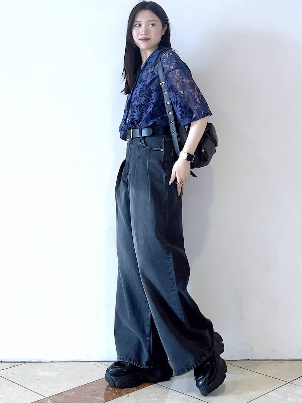 「モード、女子ウケ、着痩せ・細見え、骨格ストレート、個性派、韓国系、メンズライク、ストリート、カジュアル、PAGEBOY、デニムパンツ、シャツ、夏コーデ」｜「PAGEBOYのプラットチャンキースニーカー（スニーカー、ブラック系）」を使った、misao1130さん（レディース・161cm）の春コーディネートの5枚目の写真