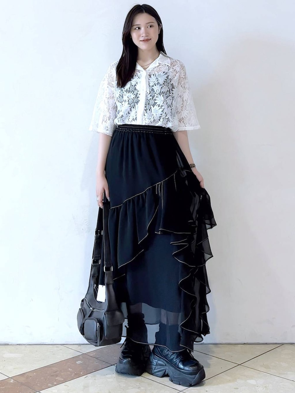 「モード、PAGEBOY、スカート、シャツ、夏コーデ、おでかけ、女子ウケ、着痩せ・細見え、骨格ストレート、個性派、韓国系、メンズライク、ストリート、カジュアル、スニーカー」｜「PAGEBOYのプラットチャンキースニーカー（スニーカー、ブラック系）」を使った、misao1130さん（レディース・161cm）の春コーディネートの2枚目の写真