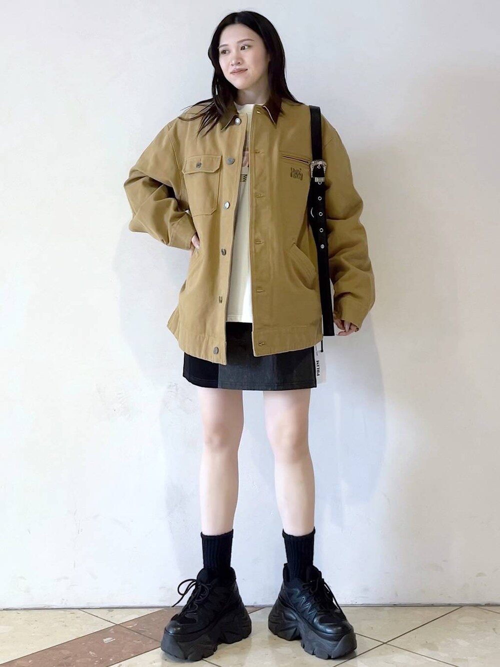 「モード、女子ウケ、着痩せ・細見え、骨格ストレート、個性派、韓国系、メンズライク、ストリート、カジュアル、PBLIM、春コーデ、春アウター、おでかけ、PAGEBOY」｜「PAGEBOYのプラットチャンキースニーカー（スニーカー、ブラック系）」を使った、misao1130さん（レディース・161cm）の冬コーディネートの5枚目の写真