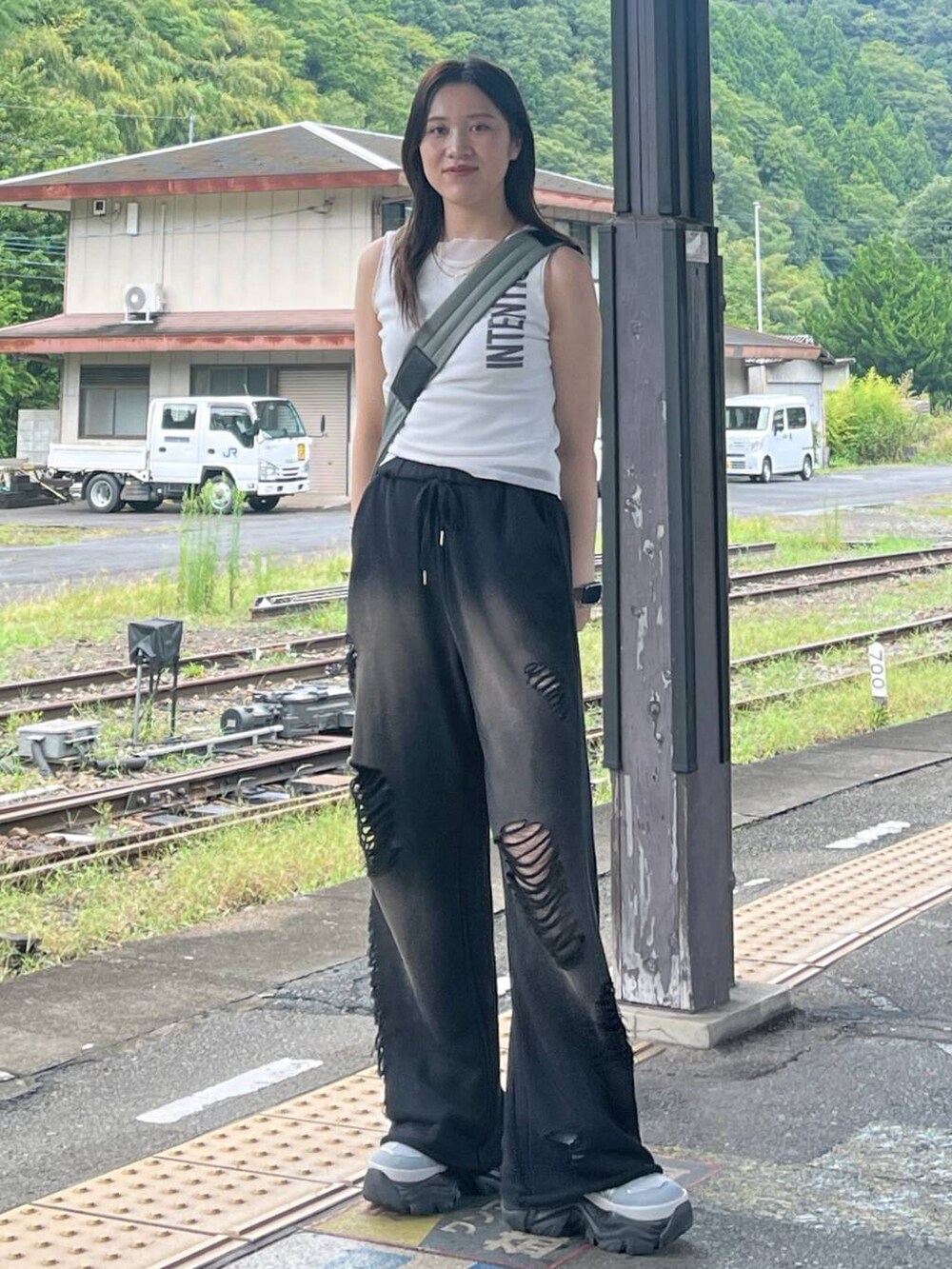 「モード、女子ウケ、着痩せ・細見え、骨格ストレート、メンズライク、PAGEBOY、Anui、スウェットパンツ、個性派、韓国系、ストリート、カジュアル」｜「PAGEBOYのプラットチャンキースニーカー（スニーカー、グレー系）」を使った、misao1130さん（レディース・161cm）の夏コーディネートの4枚目の写真