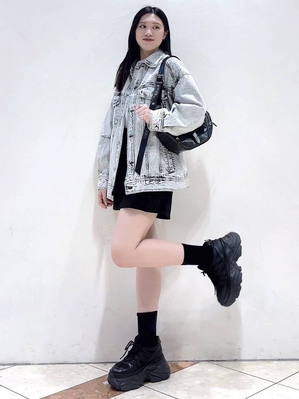 「PAGEBOY、モード、女子ウケ、着痩せ・細見え、骨格ストレート、個性派、韓国系、メンズライク、ストリート、カジュアル、ショートパンツ、デニムジャケット、春コーデ、春アウター、Tシャツ」｜「PAGEBOYのプラットチャンキースニーカー（スニーカー、ブラック系）」を使った、misao1130さん（レディース・161cm）の春コーディネートの5枚目の写真