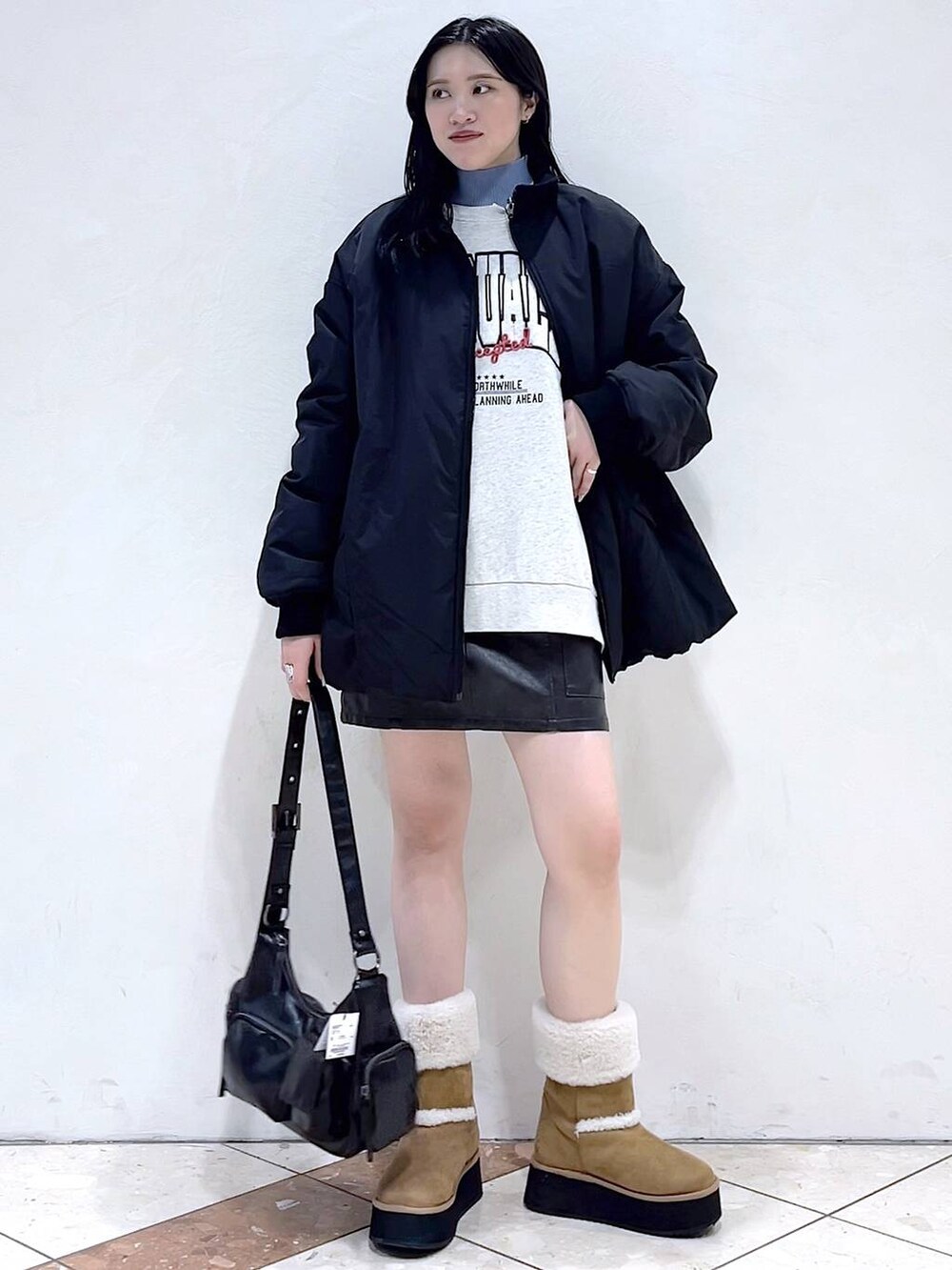 「モード、女子ウケ、着痩せ・細見え、骨格ストレート、個性派、韓国系、メンズライク、ストリート、カジュアル、PAGEBOY、アウター、冬コーデ、冬アウター、ブルゾン、MA-1」|「PAGEBOYのバイカラースリーブハイネックニット(ニット/セーター、ブルー系)」を使った、misao1130さん(レディース・161cm)の冬コーディネートの4枚目の写真