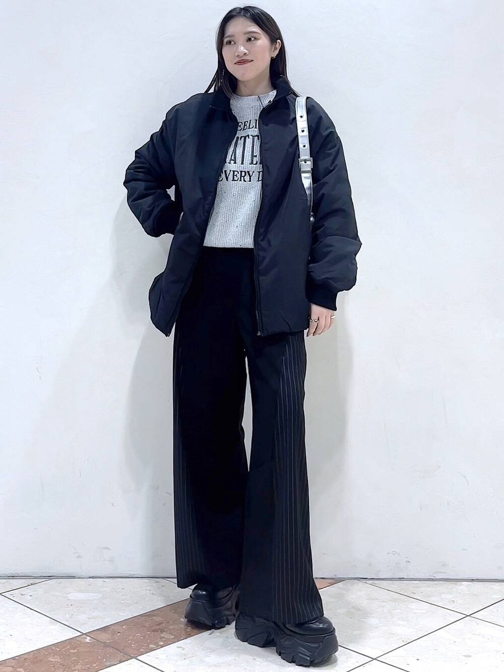「ストリート、カジュアル、モード、女子ウケ、着痩せ・細見え、骨格ストレート、個性派、韓国系、メンズライク、PAGEBOY、スラックス、ニット、アウター、冬コーデ、冬アウター」｜「PAGEBOYのレースアップソックスブーツ（ブーツ、ブラック系）」を使った、misao1130さん（レディース・161cm）の冬コーディネートの3枚目の写真