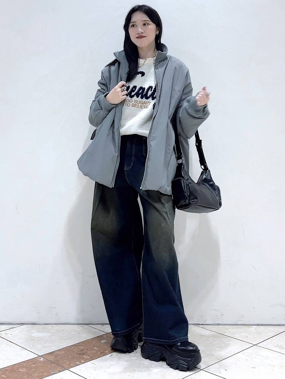 「モード、女子ウケ、着痩せ・細見え、韓国系、ストリート、カジュアル、骨格ストレート、個性派、メンズライク、PAGEBOY、デニムパンツ、アウター、MA-1、ブルゾン、冬コーデ」｜「PAGEBOYのレースアップソックスブーツ（ブーツ、ブラック系）」を使った、misao1130さん（レディース・161cm）の冬コーディネートの5枚目の写真