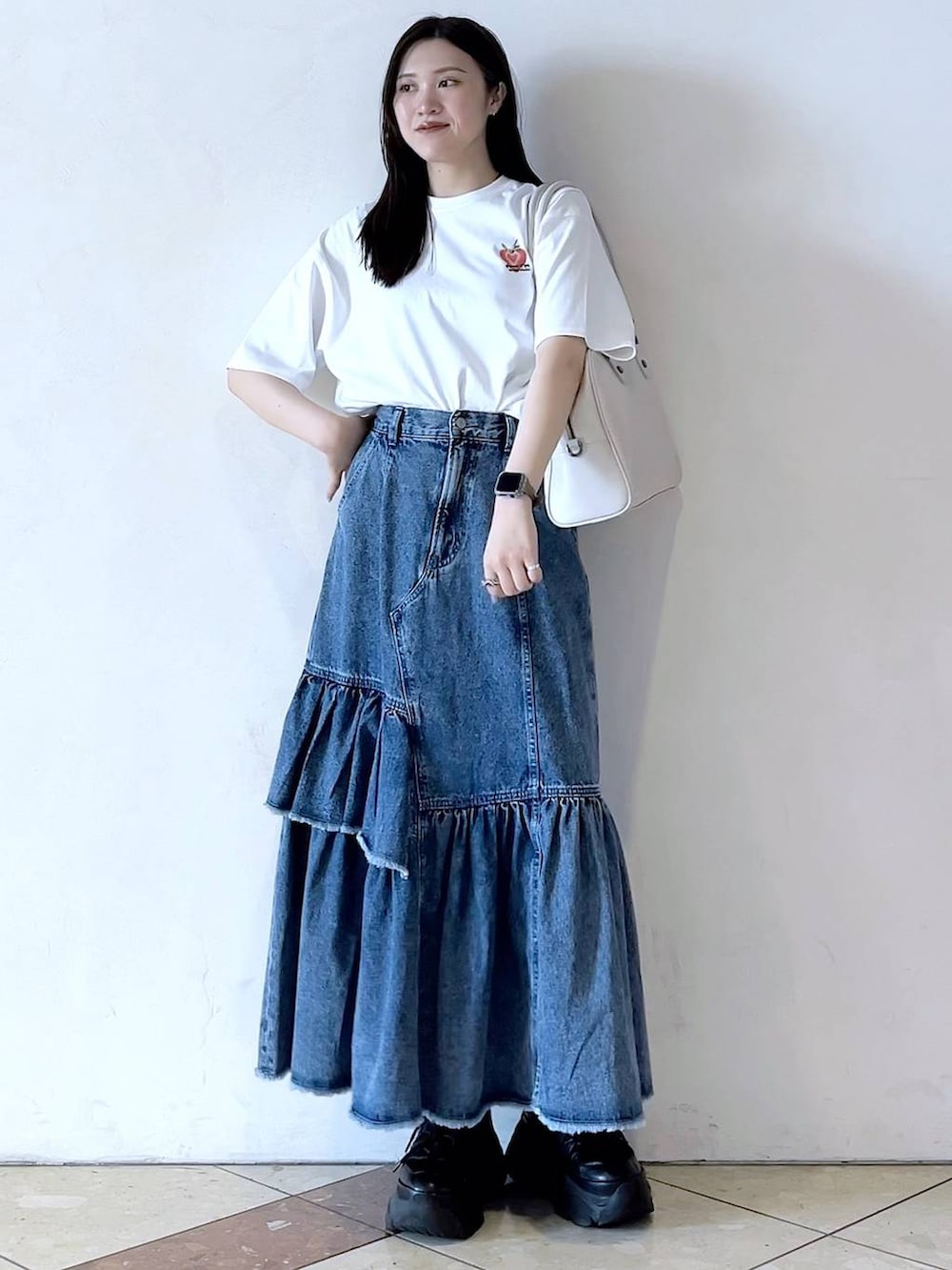 「モード、女子ウケ、着痩せ・細見え、骨格ストレート、個性派、韓国系、メンズライク、ストリート、カジュアル、PAGEBOY、スカート、夏コーデ、PBLIM、Tシャツ、おでかけ」｜「PAGEBOYのプラットチャンキースニーカー（スニーカー、ブラック系）」を使った、misao1130さん（レディース・161cm）の春コーディネートの5枚目の写真