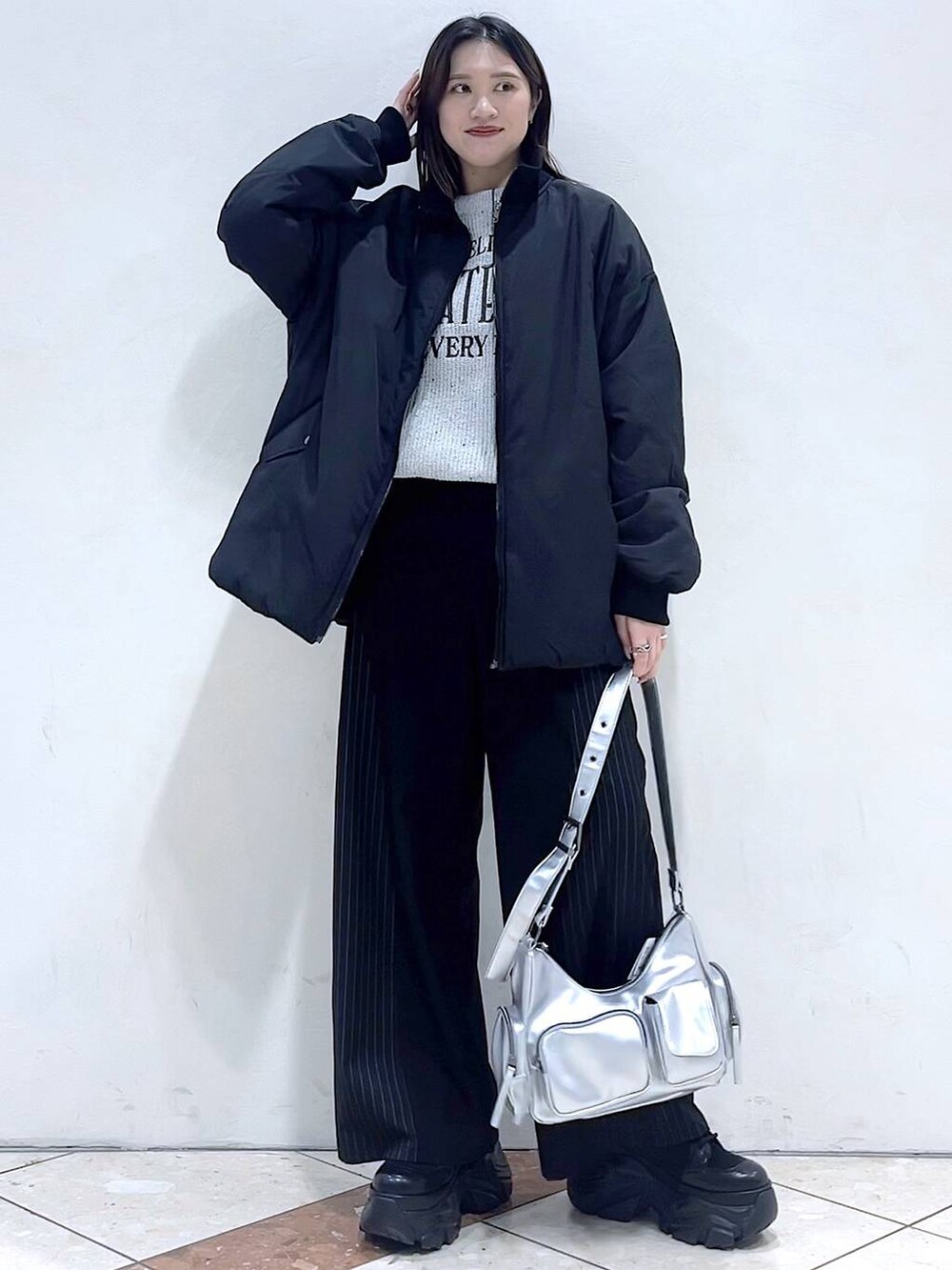 「ストリート、カジュアル、モード、女子ウケ、着痩せ・細見え、骨格ストレート、個性派、韓国系、メンズライク、PAGEBOY、スラックス、ニット、アウター、冬コーデ、冬アウター」｜「PAGEBOYのレースアップソックスブーツ（ブーツ、ブラック系）」を使った、misao1130さん（レディース・161cm）の冬コーディネートの5枚目の写真