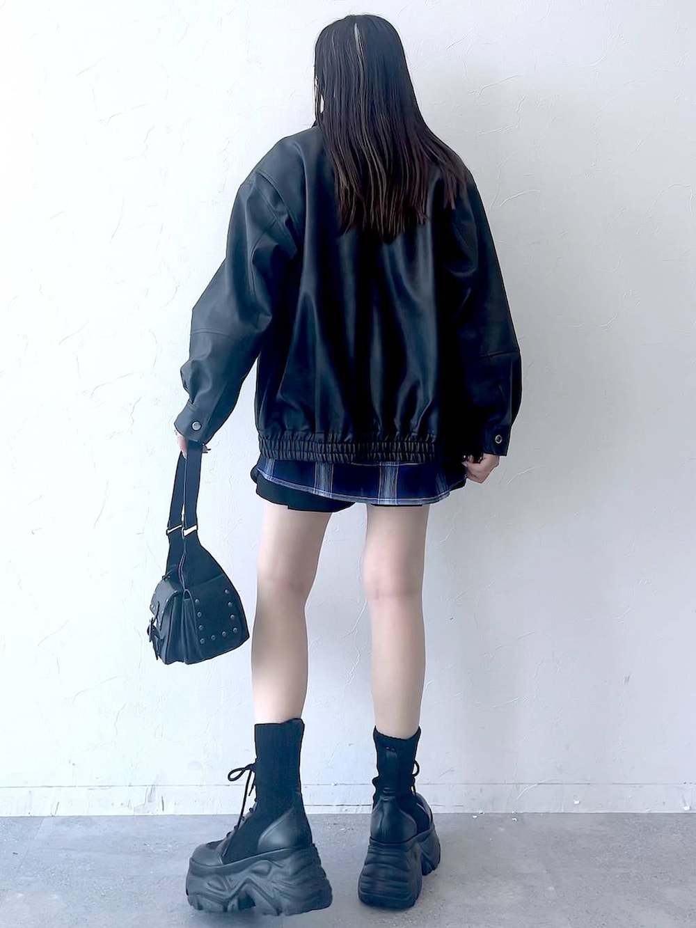 「モード、女子ウケ、着痩せ・細見え、骨格ストレート、個性派、韓国系、メンズライク、ストリート、カジュアル、PAGEBOY、シャツ、レザー、ジャケット、アウター、ブルゾン」｜「PAGEBOYのレースアップソックスブーツ（ブーツ、ブラック系）」を使った、misao1130さん（レディース・161cm）の夏コーディネートの7枚目の写真