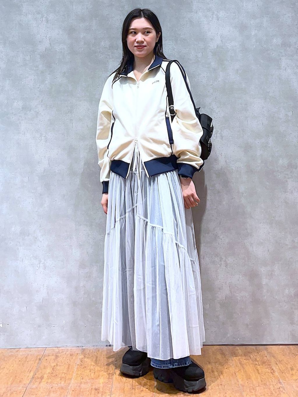 「モード、女子ウケ、着痩せ・細見え、骨格ストレート、個性派、韓国系、メンズライク、ストリート、カジュアル、PAGEBOY、ワンピース、スポーティ、デニムパンツ、トラックジャケット」｜「PAGEBOYのハトメダブルポケットBAG（ショルダーバッグ、ブラック系）」を使った、misao1130さん（レディース・161cm）の春コーディネートの5枚目の写真