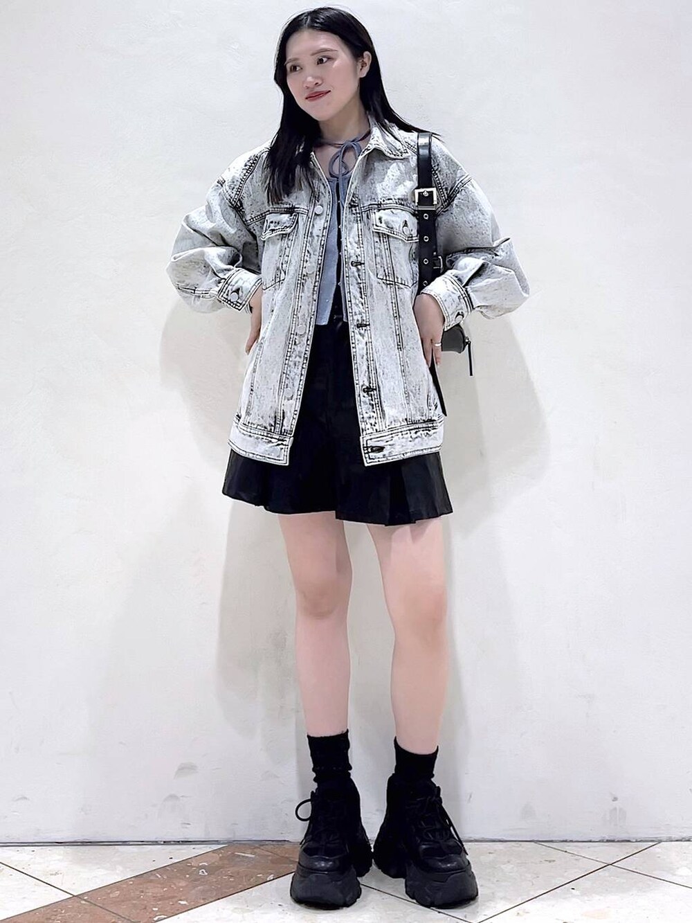 「モード、女子ウケ、着痩せ・細見え、骨格ストレート、個性派、韓国系、メンズライク、ストリート、カジュアル、PAGEBOY、デニムジャケット、ショートパンツ、レザー、春コーデ、春アウター」｜「PAGEBOYのプラットチャンキースニーカー（スニーカー、ブラック系）」を使った、misao1130さん（レディース・161cm）の春コーディネートの3枚目の写真