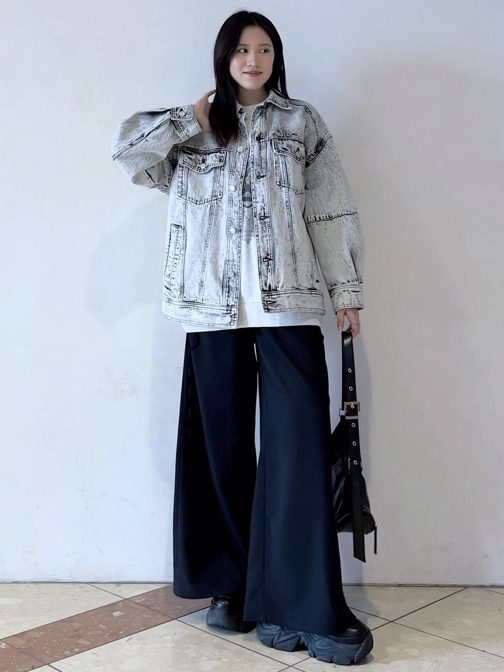 「メンズライク、ストリート、カジュアル、PAGEBOY、モード、女子ウケ、着痩せ・細見え、骨格ストレート、個性派、韓国系、PB_HappyDenimDays、デニムジャケット、アウター、春コーデ、春アウター」｜「PAGEBOYのプラットチャンキースニーカー（スニーカー、ブラック系）」を使った、misao1130さん（レディース・161cm）の春コーディネートの6枚目の写真