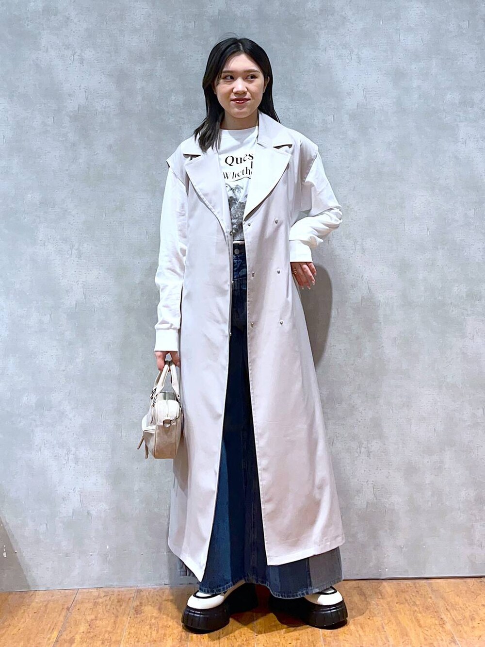 「モード、女子ウケ、着痩せ・細見え、骨格ストレート、個性派、韓国系、メンズライク、ストリート、カジュアル、PAGEBOY、デニムパンツ」｜「PAGEBOYのフォトロゴロンT（Tシャツ/カットソー、ホワイト系）」を使った、misao1130さん（レディース・161cm）の冬コーディネートの5枚目の写真