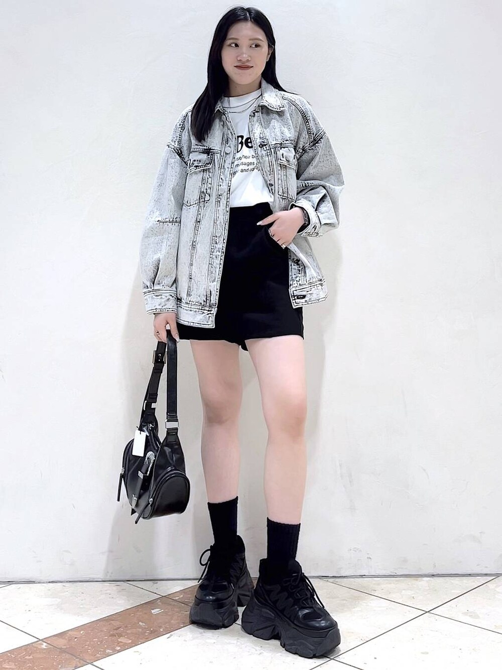 「PAGEBOY、モード、女子ウケ、着痩せ・細見え、骨格ストレート、個性派、韓国系、メンズライク、ストリート、カジュアル、ショートパンツ、デニムジャケット、春コーデ、春アウター、Tシャツ」｜「PAGEBOYのプラットチャンキースニーカー（スニーカー、ブラック系）」を使った、misao1130さん（レディース・161cm）の春コーディネートの4枚目の写真