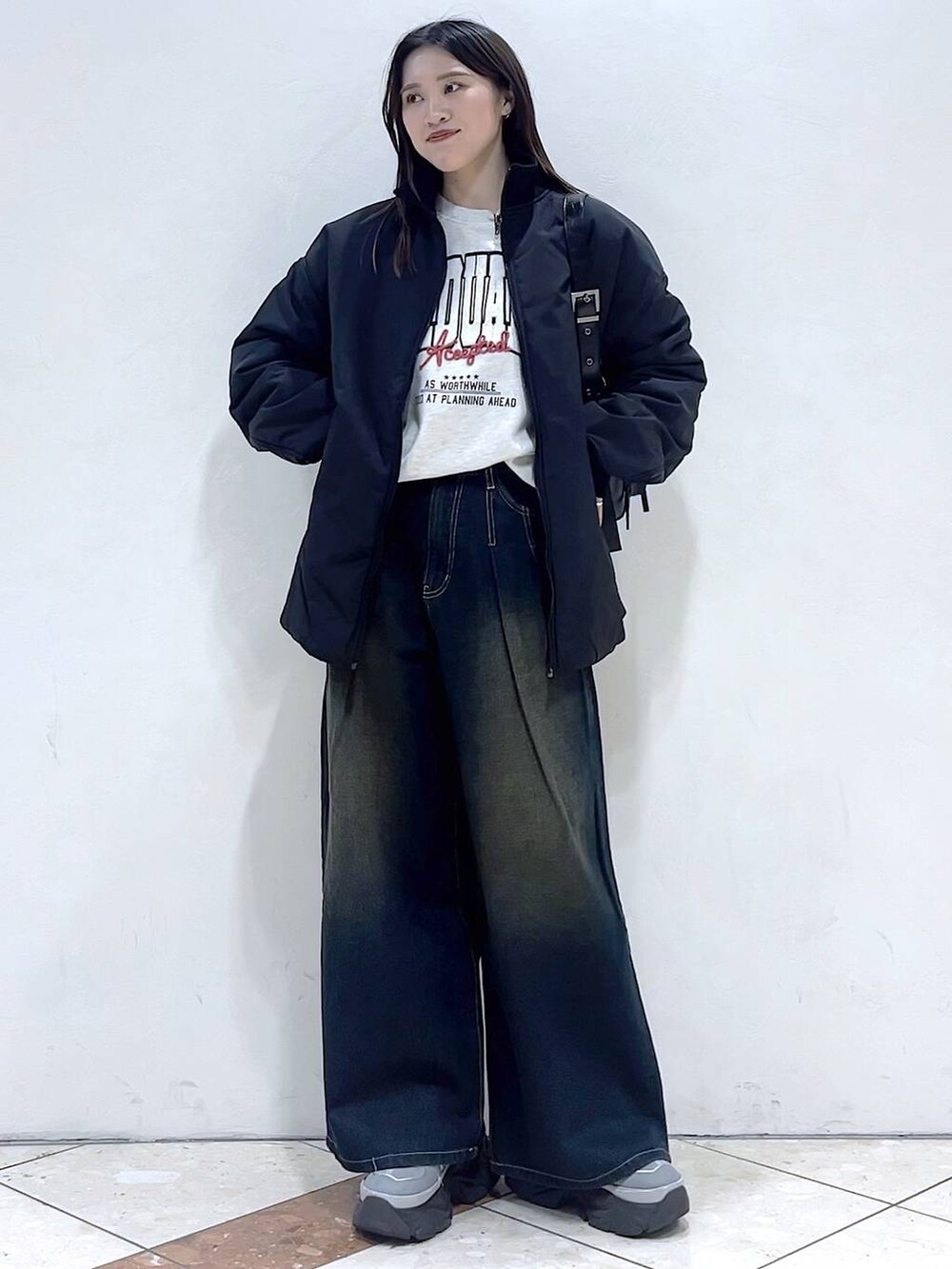 「ブルゾン、スウェット、デニムパンツ、モード、女子ウケ、着痩せ・細見え、骨格ストレート、個性派、韓国系、メンズライク、ストリート、カジュアル、PAGEBOY、アウター、冬コーデ」｜「PAGEBOYのプラットチャンキースニーカー（スニーカー、グレー系）」を使った、misao1130さん（レディース・161cm）の冬コーディネートの3枚目の写真