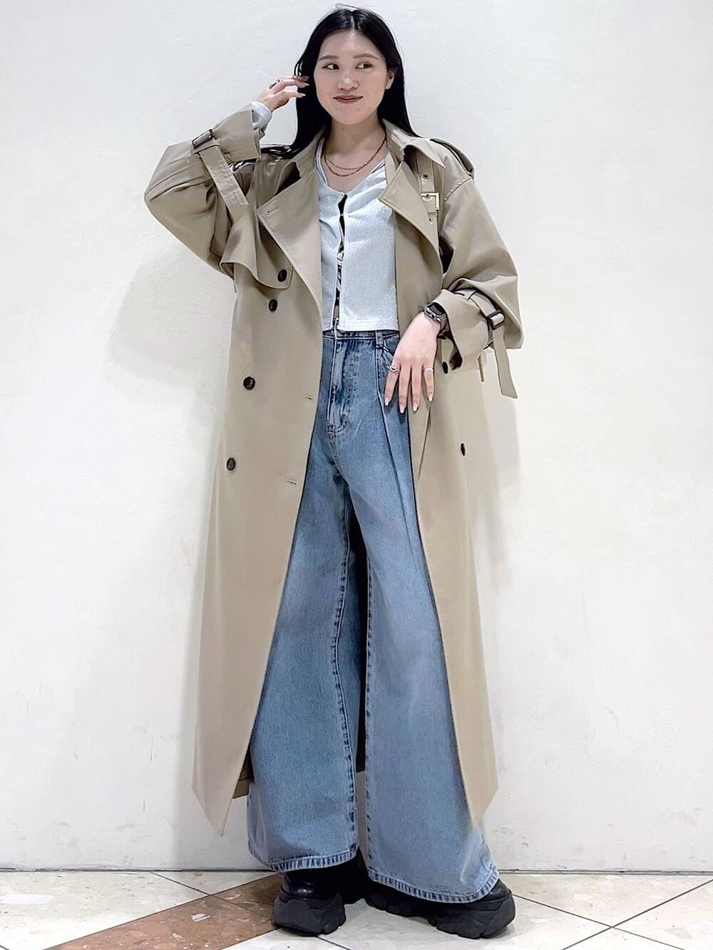 「モード、女子ウケ、着痩せ・細見え、骨格ストレート、個性派、韓国系、メンズライク、ストリート、カジュアル、PAGEBOY、トレンチコート、コート、アウター、春コーデ、おでかけ」｜「PAGEBOYのプラットチャンキースニーカー（スニーカー、ブラック系）」を使った、misao1130さん（レディース・161cm）の春コーディネートの6枚目の写真