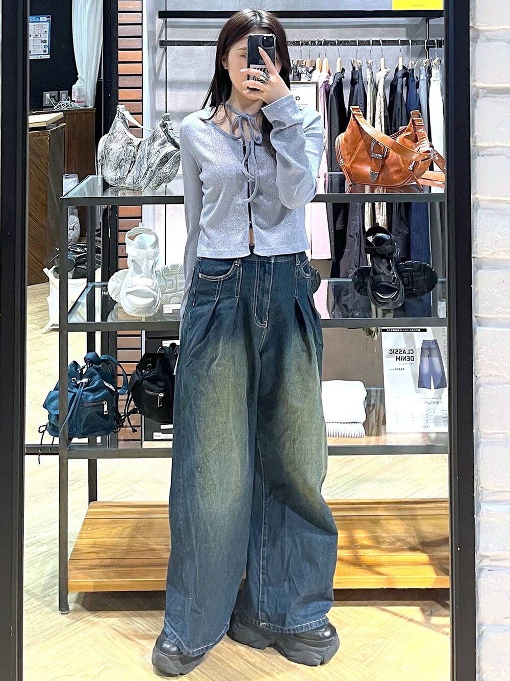 「モード、女子ウケ、着痩せ・細見え、骨格ストレート、個性派、韓国系、メンズライク、ストリート、カジュアル、PAGEBOY、デニムパンツ、夏コーデ、春コーデ、おでかけ、キラキラアイテム」｜「PAGEBOYのプラットチャンキースニーカー（スニーカー、ブラック系）」を使った、misao1130さん（レディース・161cm）の春コーディネートの2枚目の写真