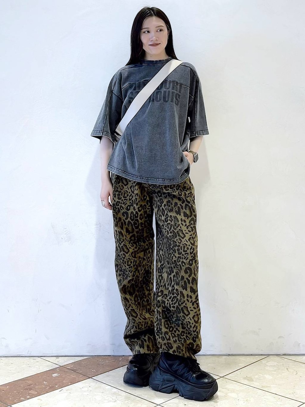 「モード、女子ウケ、着痩せ・細見え、骨格ストレート、個性派、PAGEBOY、韓国系、メンズライク、ストリート、カジュアル、PBLIM、Tシャツ、夏コーデ、スニーカー、ショルダーバッグ」｜「PAGEBOYのプラットチャンキースニーカー（スニーカー、ブラック系）」を使った、misao1130さん（レディース・161cm）の春コーディネートの3枚目の写真
