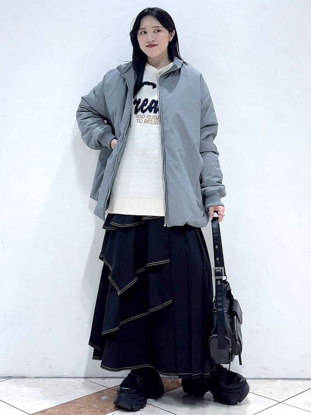 「モード、女子ウケ、着痩せ・細見え、骨格ストレート、個性派、韓国系、メンズライク、ストリート、カジュアル、PAGEBOY、アウター、冬コーデ、冬アウター、MA-1、スカート」｜「PAGEBOYのレースアップソックスブーツ（ブーツ、ブラック系）」を使った、misao1130さん（レディース・161cm）の冬コーディネートの5枚目の写真