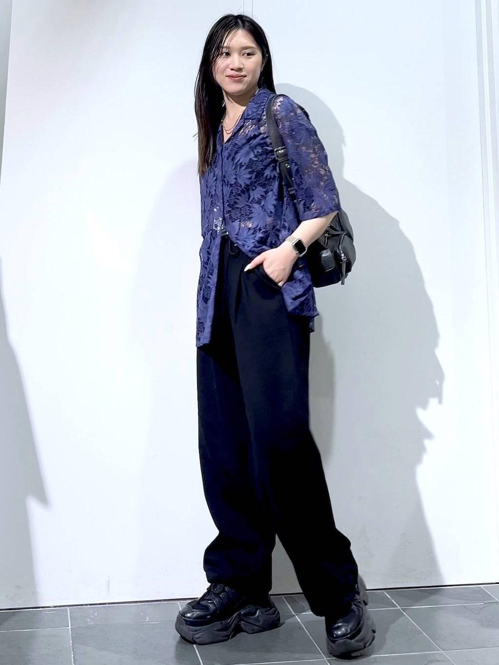 「モード、女子ウケ、着痩せ・細見え、骨格ストレート、個性派、韓国系、メンズライク、ストリート、カジュアル、PAGEBOY、スウェットパンツ、シャツ、夏コーデ、スニーカー」｜「PAGEBOYのプラットチャンキースニーカー（スニーカー、ブラック系）」を使った、misao1130さん（レディース・161cm）の夏コーディネートの4枚目の写真