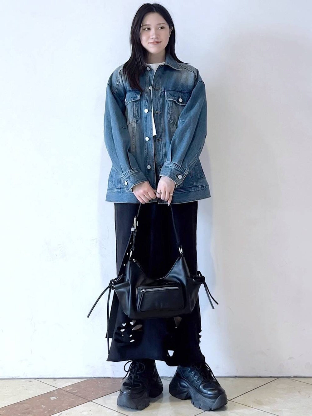 「モード、着痩せ・細見え、デニムジャケット、アウター、おでかけ、女子ウケ、骨格ストレート、個性派、韓国系、メンズライク、ストリート、カジュアル、PAGEBOY、スカート、春コーデ」｜「PAGEBOYのプラットチャンキースニーカー（スニーカー、ブラック系）」を使った、misao1130さん（レディース・161cm）の冬コーディネートの5枚目の写真
