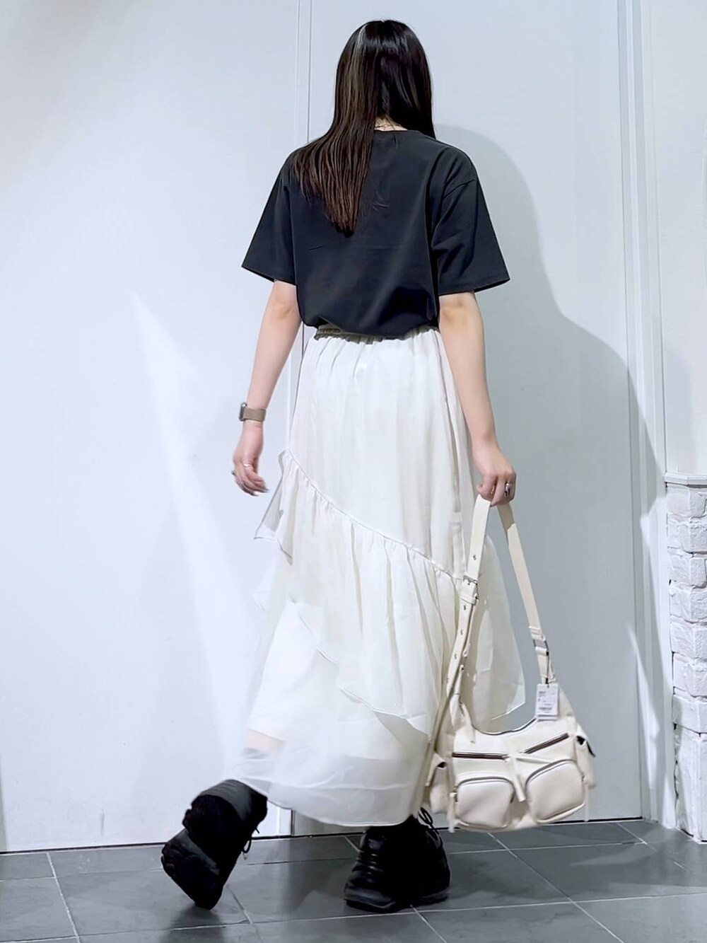 「モード、女子ウケ、着痩せ・細見え、骨格ストレート、個性派、韓国系、メンズライク、ストリート、カジュアル、PAGEBOY、スカート、Tシャツ、夏コーデ、サマーセール」｜「PAGEBOYのプラットチャンキースニーカー（スニーカー、ブラック系）」を使った、misao1130さん（レディース・161cm）の夏コーディネートの7枚目の写真