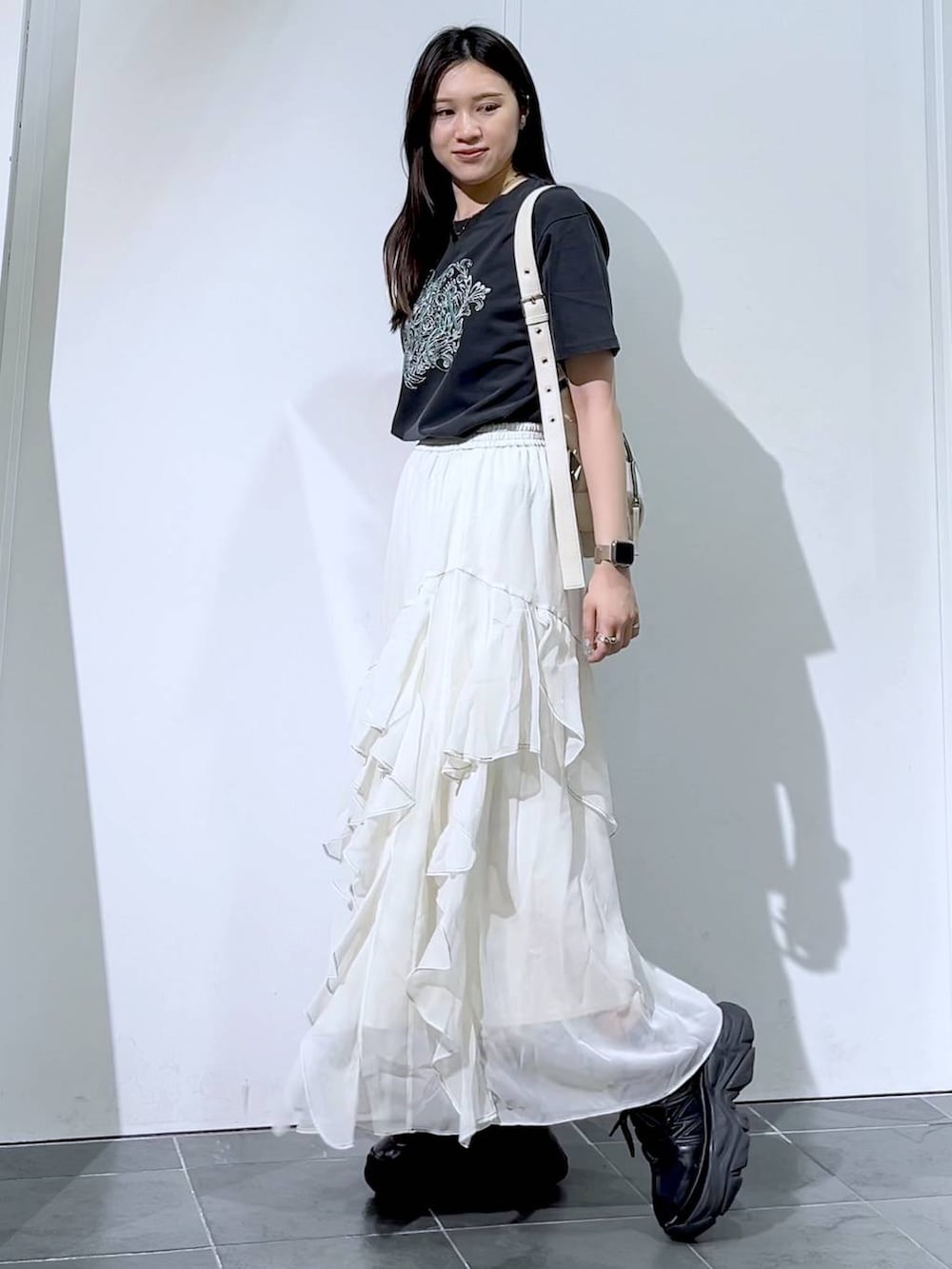 「モード、女子ウケ、着痩せ・細見え、骨格ストレート、個性派、韓国系、メンズライク、ストリート、カジュアル、PAGEBOY、スカート、Tシャツ、夏コーデ、サマーセール」｜「PAGEBOYのプラットチャンキースニーカー（スニーカー、ブラック系）」を使った、misao1130さん（レディース・161cm）の夏コーディネートの5枚目の写真