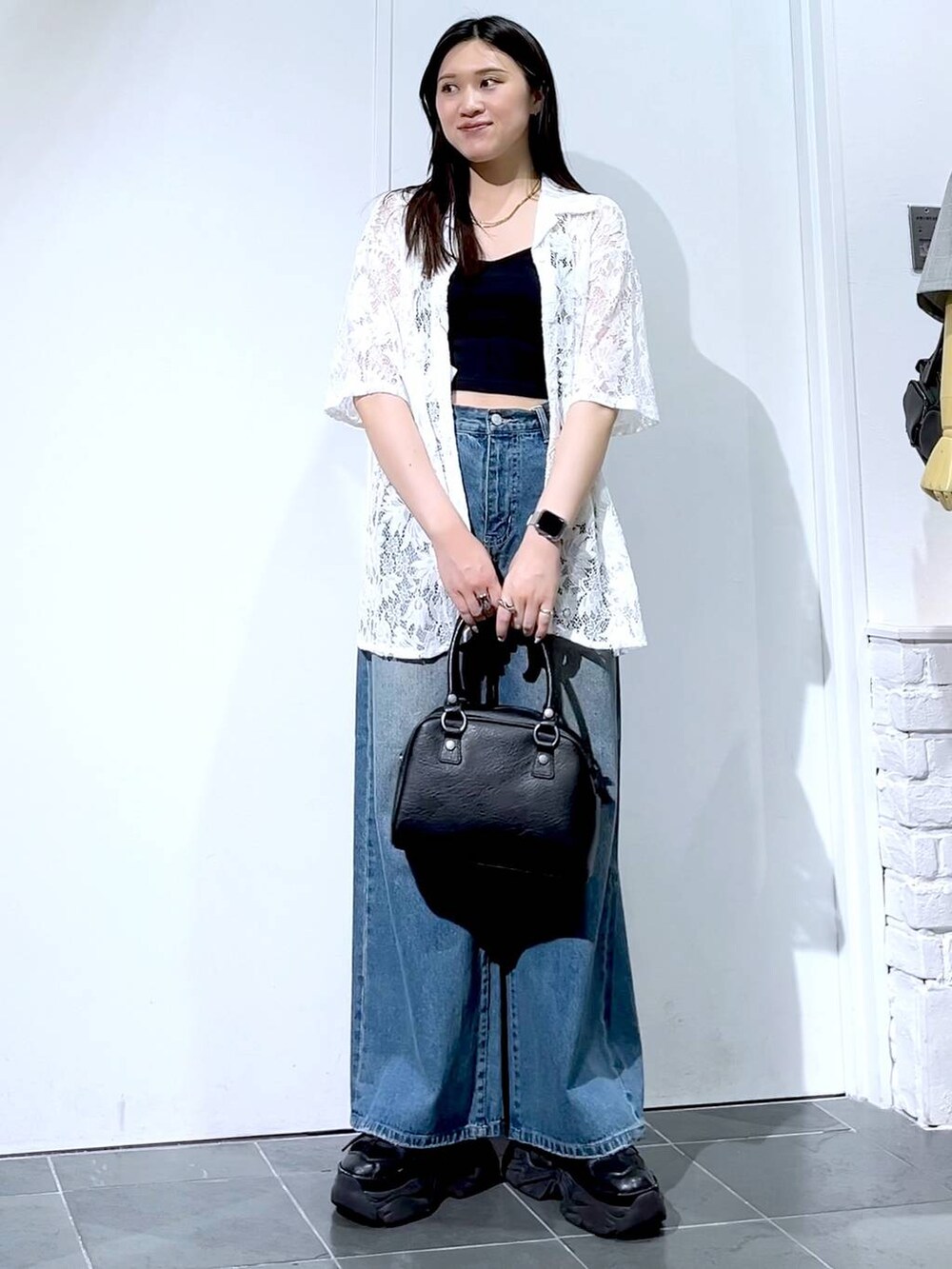 「PAGEBOY、モード、女子ウケ、着痩せ・細見え、骨格ストレート、個性派、韓国系、メンズライク、ストリート、カジュアル、デニムパンツ、シャツ、夏コーデ、おでかけ、デートコーデ」｜「PAGEBOYのプラットチャンキースニーカー（スニーカー、ブラック系）」を使った、misao1130さん（レディース・161cm）の夏コーディネートの3枚目の写真