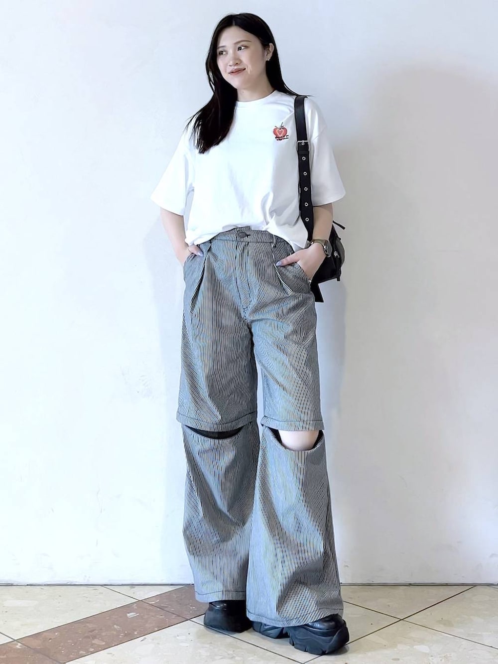 「モード、女子ウケ、着痩せ・細見え、骨格ストレート、個性派、韓国系、メンズライク、ストリート、カジュアル、PAGEBOY、PBLIM、夏コーデ、Tシャツ、ストライプ柄、スニーカー」｜「PAGEBOYのプラットチャンキースニーカー（スニーカー、ブラック系）」を使った、misao1130さん（レディース・161cm）の春コーディネートの3枚目の写真