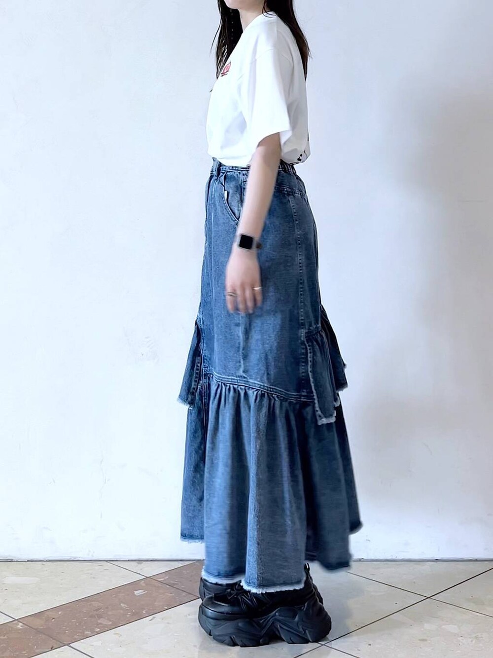 「モード、女子ウケ、着痩せ・細見え、骨格ストレート、個性派、韓国系、メンズライク、ストリート、カジュアル、PAGEBOY、スカート、夏コーデ、PBLIM、Tシャツ、おでかけ」｜「PAGEBOYのプラットチャンキースニーカー（スニーカー、ブラック系）」を使った、misao1130さん（レディース・161cm）の春コーディネートの6枚目の写真