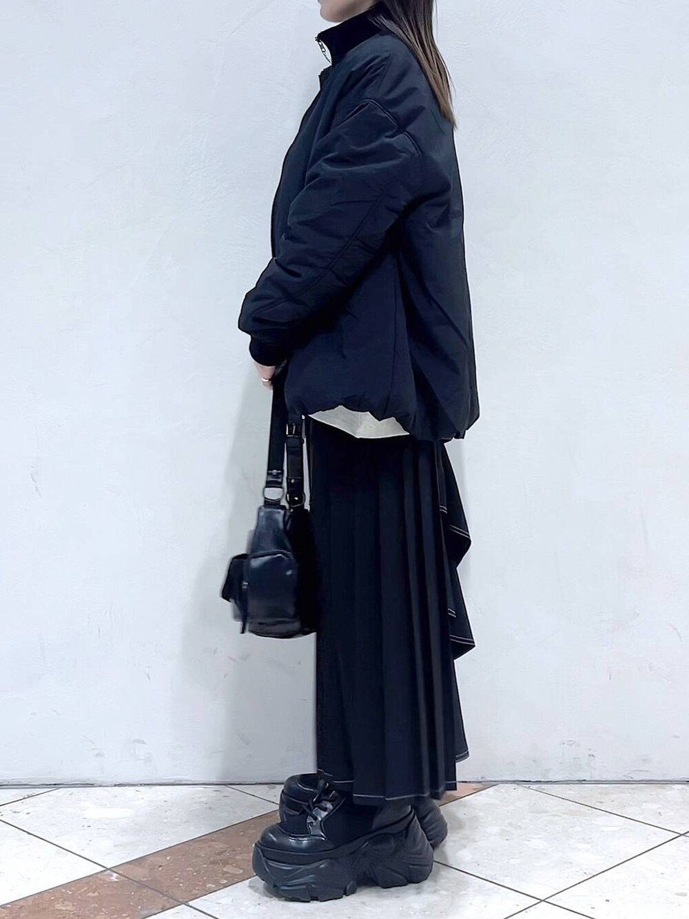 「おでかけ、モード、女子ウケ、着痩せ・細見え、骨格ストレート、個性派、韓国系、メンズライク、ストリート、カジュアル、PAGEBOY、スカート、冬コーデ、冬アウター、アウター」|「PAGEBOYのバイカラースリーブハイネックニット(ニット/セーター、ブルー系)」を使った、misao1130さん(レディース・161cm)の冬コーディネートの8枚目の写真