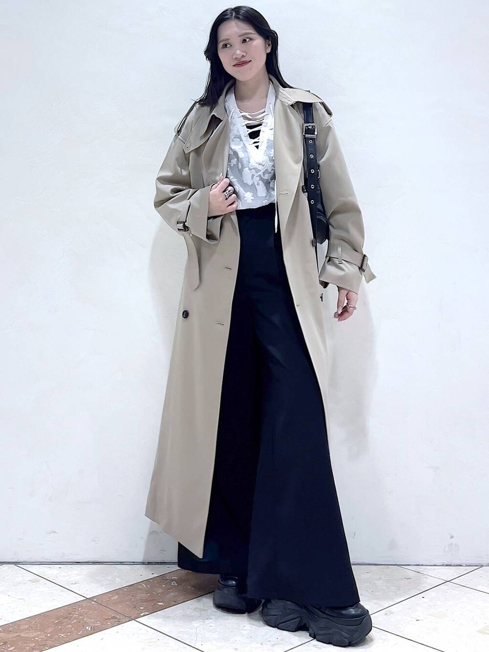 「モード、女子ウケ、着痩せ・細見え、骨格ストレート、個性派、韓国系、メンズライク、ストリート、カジュアル、PAGEBOY、トレンチコート、コート、春アウター、春コーデ、ブラウス」｜「PAGEBOYのプラットチャンキースニーカー（スニーカー、ブラック系）」を使った、misao1130さん（レディース・161cm）の春コーディネートの5枚目の写真