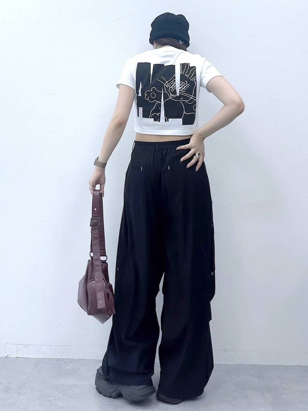 ブラック系のスニーカー、レッド系のショルダーバッグ、その他のカーゴパンツを着用したレディースの夏コーディネートの2枚目の写真