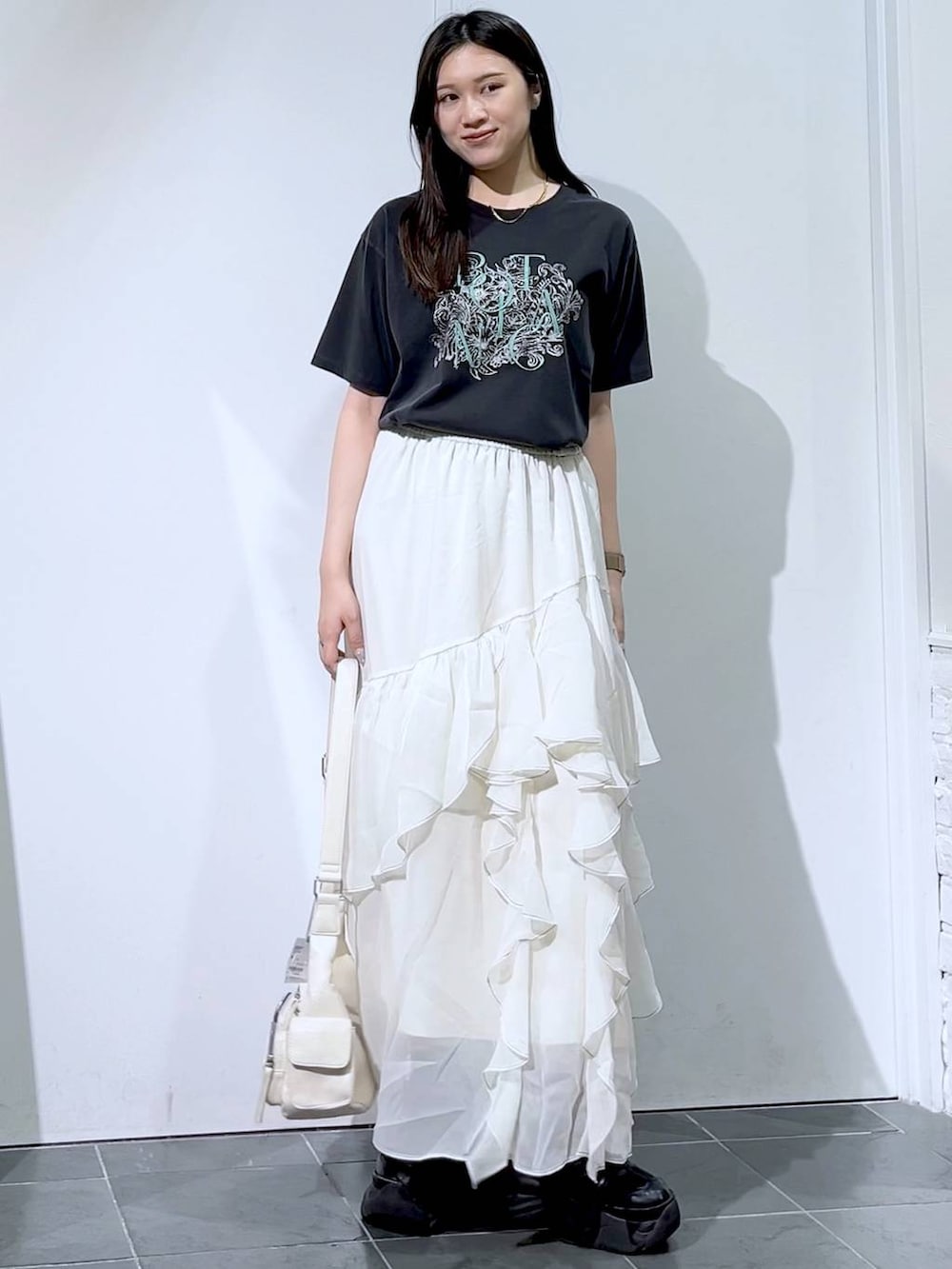 「モード、女子ウケ、着痩せ・細見え、骨格ストレート、個性派、韓国系、メンズライク、ストリート、カジュアル、PAGEBOY、スカート、Tシャツ、夏コーデ、サマーセール」｜「PAGEBOYのプラットチャンキースニーカー（スニーカー、ブラック系）」を使った、misao1130さん（レディース・161cm）の夏コーディネートの3枚目の写真