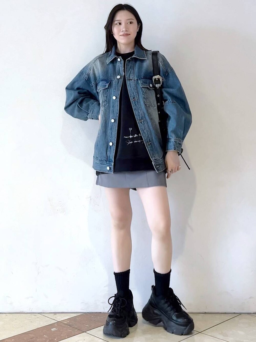 「モード、女子ウケ、着痩せ・細見え、骨格ストレート、個性派、韓国系、メンズライク、ストリート、カジュアル、PAGEBOY、デニムジャケット、スウェット、春コーデ、春アウター」｜「PAGEBOYのプラットチャンキースニーカー（スニーカー、ブラック系）」を使った、misao1130さん（レディース・161cm）の冬コーディネートの4枚目の写真